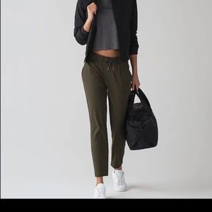 Lululemon on the fly pant size 4